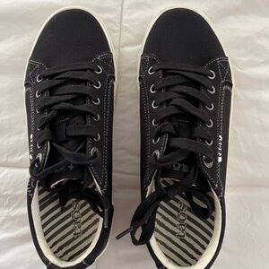 WOMENS TAOS PRIM SOUL black sneakers size 8.5 wide